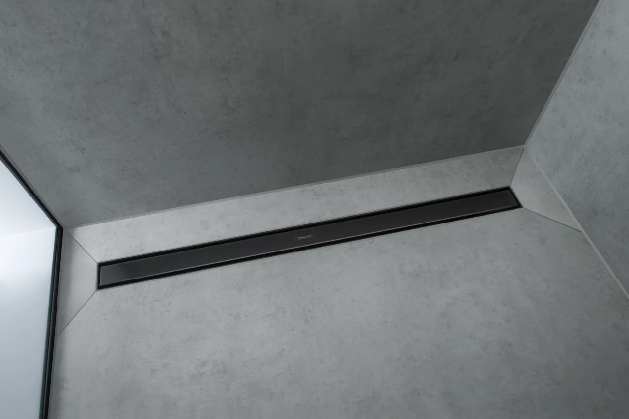 Hansgrohe RainDrain Match Duschrinne 800 mm, Mattschwarz, höhenverstellbarer Rahmen, Edelstahl V2A, bis 18 mm Fliesenstärke