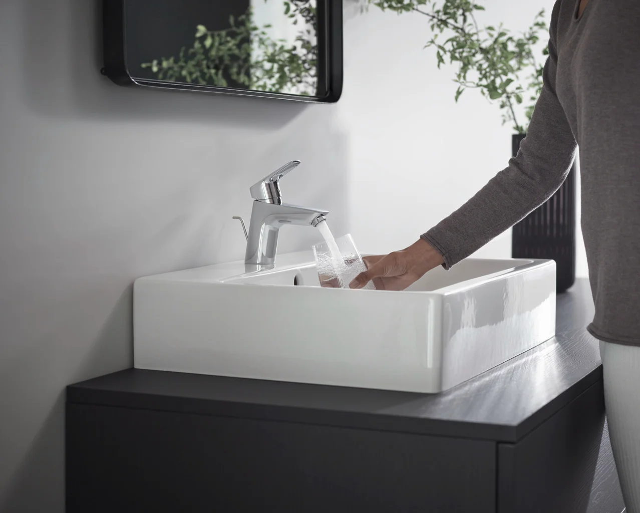 Hansgrohe Logis Einhebel-Waschtischmischer 70 chrom, Ausladung 107 mm, Auslaufhöhe 67 mm, Hebelgriff, Normalstrahl, max. Durchfluss 5 l/min, Keramikmischsystem, einstellbare Temperaturbegrenzung, für Durchlauferhitzer geeignet Hansgrohe Logis Einhebel-Waschtischmischer 70 chrom, Ausladung 107 mm, Auslaufhöhe 67 mm, Hebelgriff, Normalstrahl, max. Durchfluss 5 l/min, Keramikmischsystem, einstellbare Temperaturbegrenzung, für Durchlauferhitzer geeignet