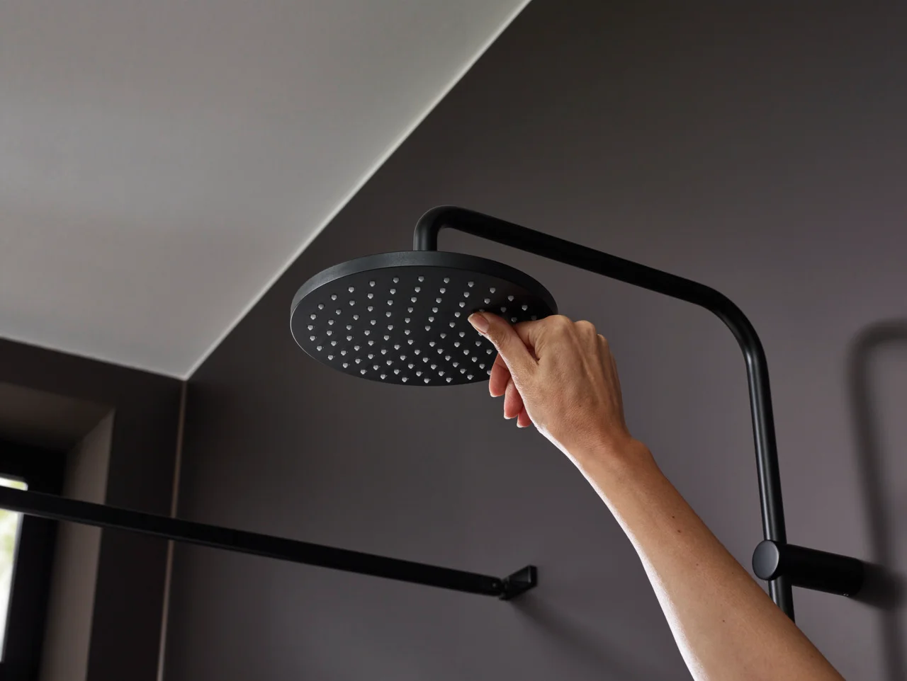 Hansgrohe Vernis Blend Showerpipe 200 1jet mattschwarz, Aufputzinstallation, Brausearmlänge 400 mm, Metaflex-Brauseschlauch 80 cm oder 160 cm