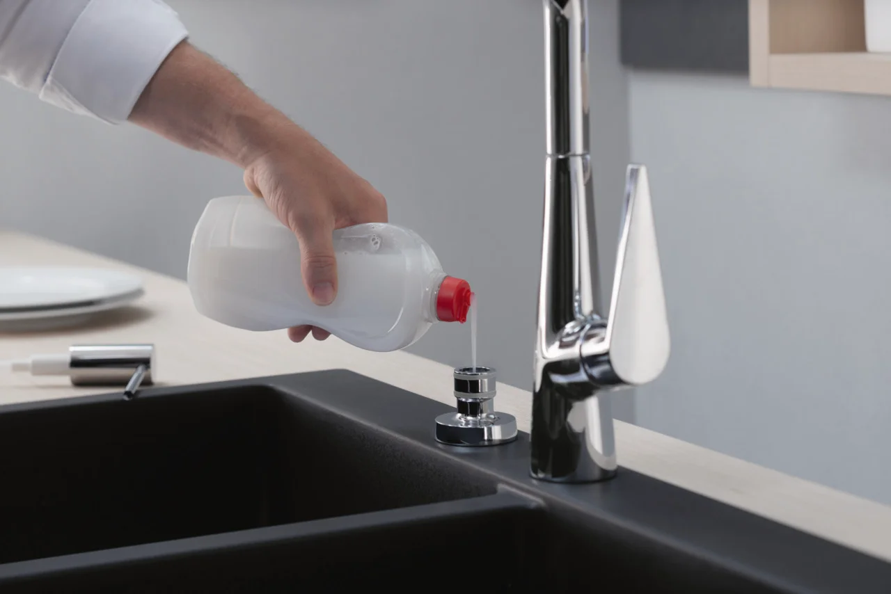 Hansgrohe Spülmittelspender A51 Chrom – 91 mm Ausladung, 500 ml Flasche, 28 mm Bohrloch, für Arbeitsplatten bis 55 mm