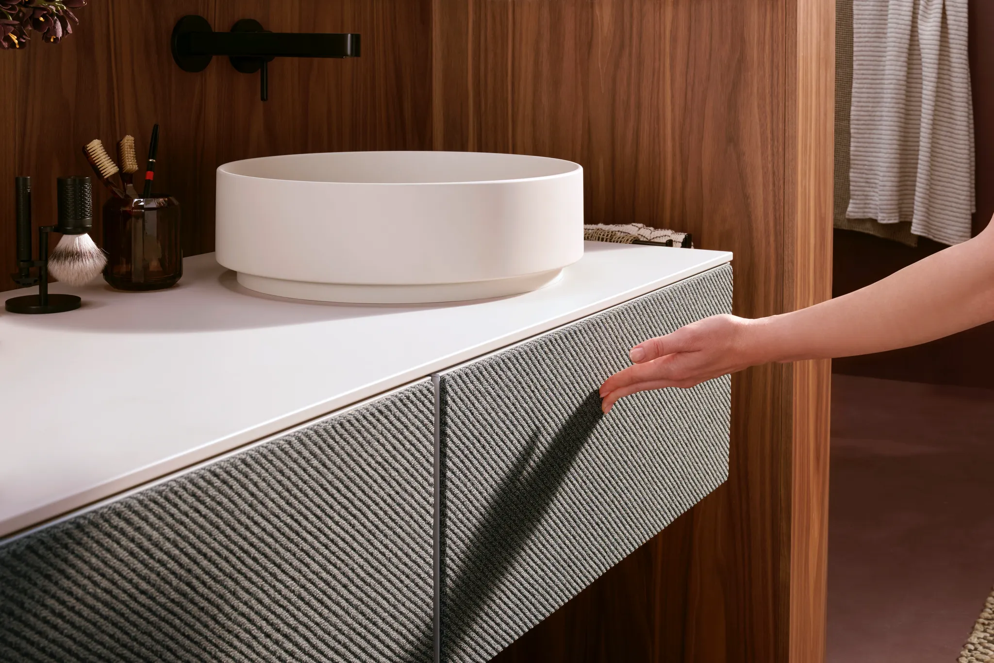 Hansgrohe Xevolos E Konsole Sandbeige Matt, 1370x550 mm, 10 mm stark, mit Ausschnitt rechts für Aufsatzwaschtisch ohne Hahnloch