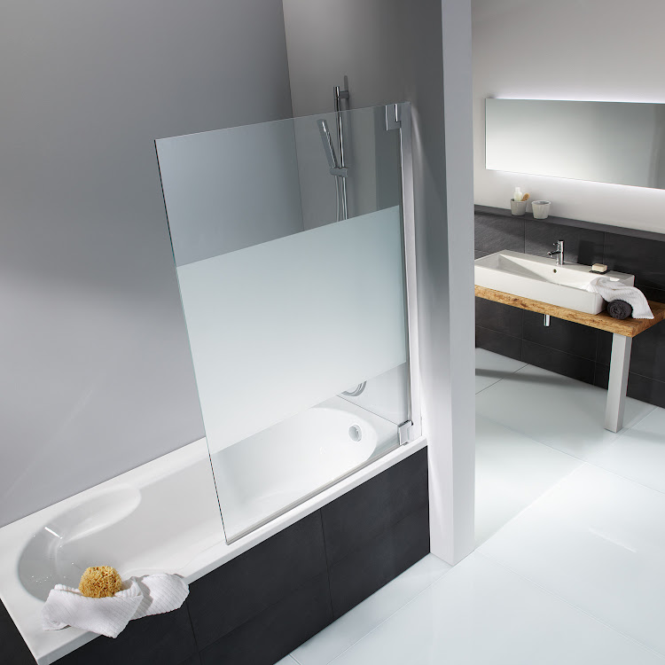 HSK Badewannenaufsatz pendelbar 1-teilig „K2P“ Glas Mattierung mittig (65 cm), Profile Chromoptik (Alu Hochglanz poliert), Scharniere nicht pendelbar, H: 1400 mm HSK Badewannenaufsatz pendelbar 1-teilig „K2P“ Glas Mattierung mittig (65 cm), Profile Chromoptik (Alu Hochglanz poliert), Scharniere nicht pendelbar, H: 1400 mm