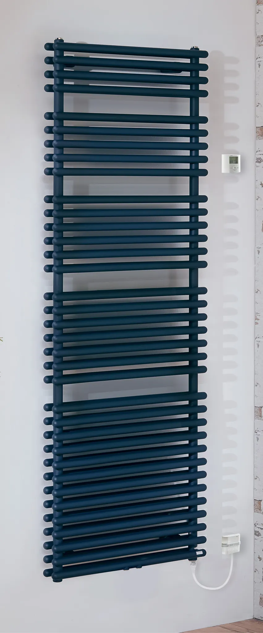 BEMM Design-Elektroheizkörper „Cobo 2 E“ 90,1 × 103,6 cm in Taubenblau samtmatt